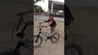 Si bocil banyak gaya #shortvideo #narifchanel #subscribe #shorts #short #sepedabmx #bmx