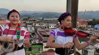 Trío Sitlalxochitl interpreta el caballito con versos a Huauchinango.