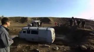 УАЗ буханка ездить на гонках по бездорожью в грязи