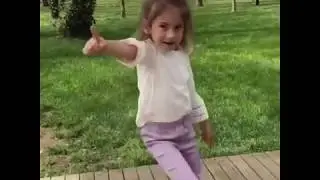 Minik Şeyma Piknikte Dans Ediyor
