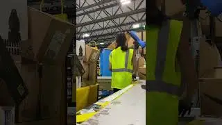 a day in the life of an AMAZON WAREHOUSE PACKER in 60 secs 