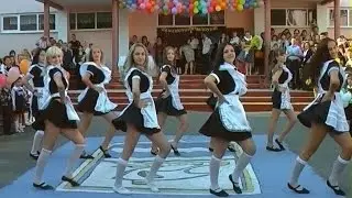 1 сентября 2014 танцуют младшие и выпускники