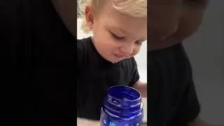 Маленький Давид пьет воду во время прогулки
