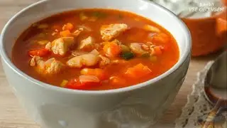 Томатный суп с курицей, фасолью и овощами