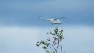 Вертолёт Ми-8АМТ RA-22703 пролетел над автодорогой