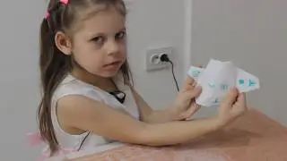Ева делает из бумаги 