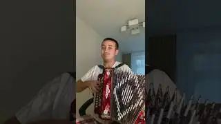 Играю на слух мелодию, которую когда-то где-то слышал, без знания нот. В свободное время так и учусь