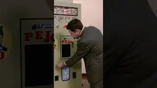 'It absolutely doesn't work' 😂 Fantozzi struggling with a drinks vending machine