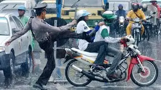 Motor Ngebut di Jalan Raya yang Macet
