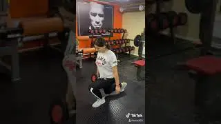 Выпады вперёд приседания в тренажёре Смит