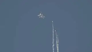 F-35 vs THRUST VECTORED super Sukhoi, tail slide maneuver