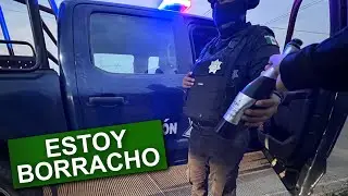 Tomándome una botella frente a policías  (BROMA)
