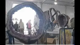 Kino gem and mineral show in Tucson Arizona - See amethyst, quartz, geodes and more.