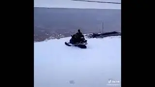 Снегоход через реку.