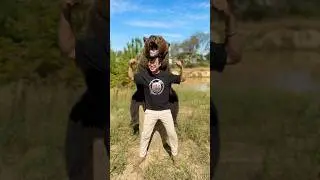 Художник и медведь Том. 