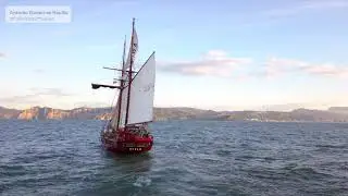 El Atyla en la Bahía de Santoña a toda vela