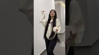 прикрасная девушка танцует