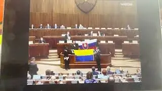 В Словакии депутат облил водой флаг Украины.