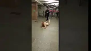 Голый в метро