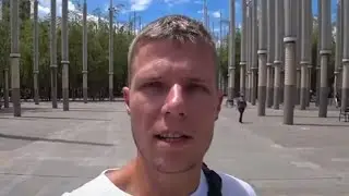 Bir adam geziyor, ben de onu izliyorum.