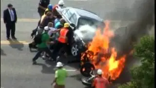 Crowd saves a man life lifting a CAR!