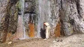 Принимаю душ в водопаде