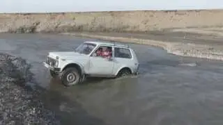 танк не смог сбить столб (авто приколы 1 выпуск)