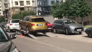 Погрузка золотой Bentley Bentayga в Киеве на транспортный прицеп