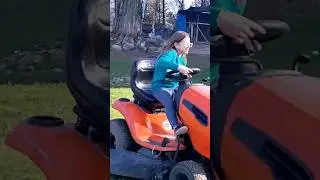 Моя малая дочка ганяет на тракторе