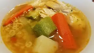 Caldo de Pollo con pechuga y fideos