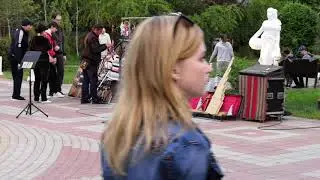 Индеец играет Ламбаду