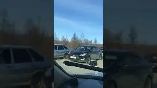 Вот как люди стоят на заправке в очередь