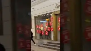 Пригожинские шестёрки бегают по Москве и лепят наклейки на здания ушедших из России компаний. 