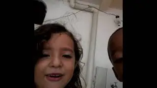 Eu  estou na. Escola  com meu amigo