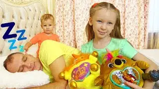 Lisa and Misha play with Dad