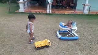 main truk warna kuning dengan dedek ziyad