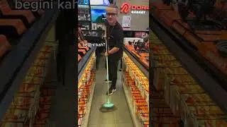 Kalau ketemu customer harus wajib senyum, kayak gini?