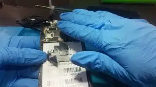 Telefono Siragon enciende la linterna sola al colocar la bateria