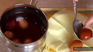Как покрасить яйца на Пасху веточками вишни.How to paint eggs for Easter with cherry sprigs.
