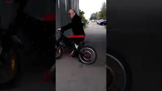 Solargroup: Dimitry Duyunov et sa puissante roue moteur Slavianka sur un velo.