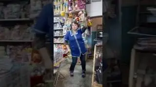 Продавец зажигает
