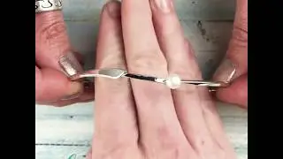 E.L. Designs Button Swing Bracelet