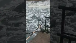 Река замерзает