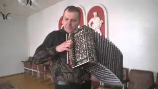Самоучка играет наигрыш на гармони