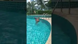 Заботливая сестра ) бассейн