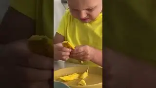 Дэвид любит вкус манго. Милое видео как Дэвид ест манго! Вы когда-нибудь пробовали манго в десертах?