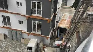 Машина, доставляющая мебель на высокие этажи.