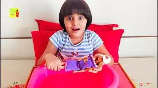 Pretend play with Barbie Dolls salon! shampoo and bath! Nivu pretend plays with barbie doll!