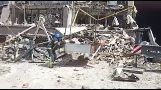 ГСЧС потушили пожар в жилом доме в Киеве, в который рано утром попала ракета.