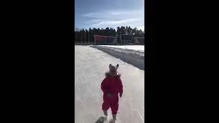 На катке. Николь пытается разжалобить маму😂On the rink.